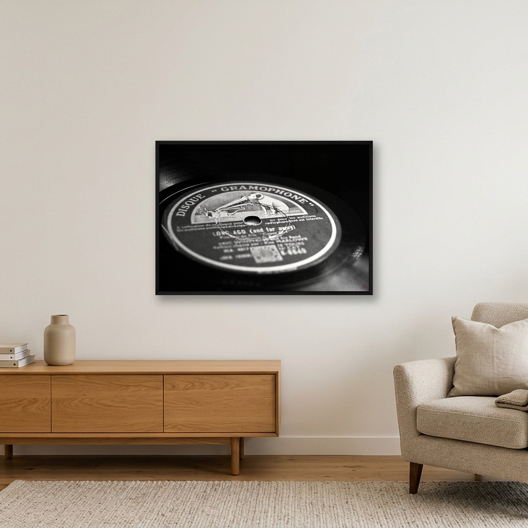Disque Gramophone B&W — 100×70cm, 39×28" Black Frame