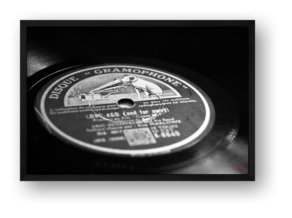 Disque Gramophone B&W — framed